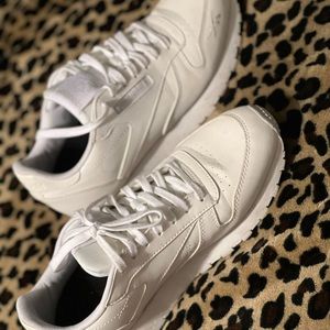 Reebok Classic leather Men’s shoes size 7, which is size 8.5 in womens.